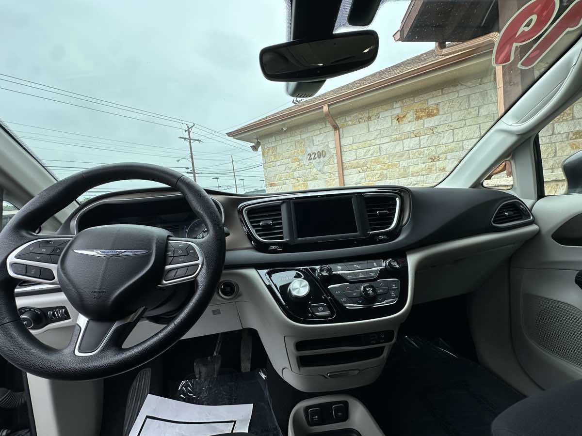 Used 2019 Chrysler Pacifica Touring Plus FWD image 11