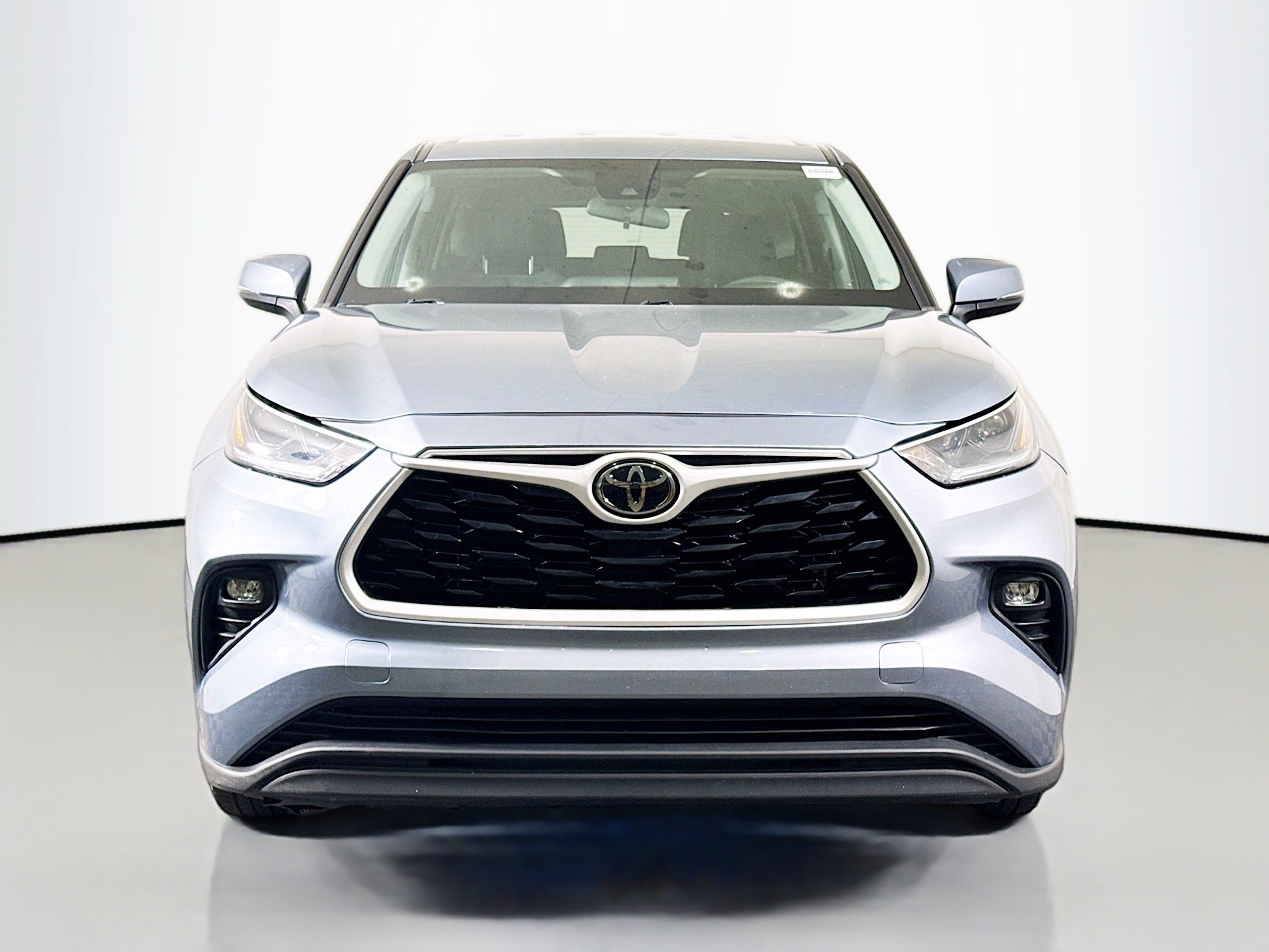 Used 2021 Toyota Highlander LE FWD image 2