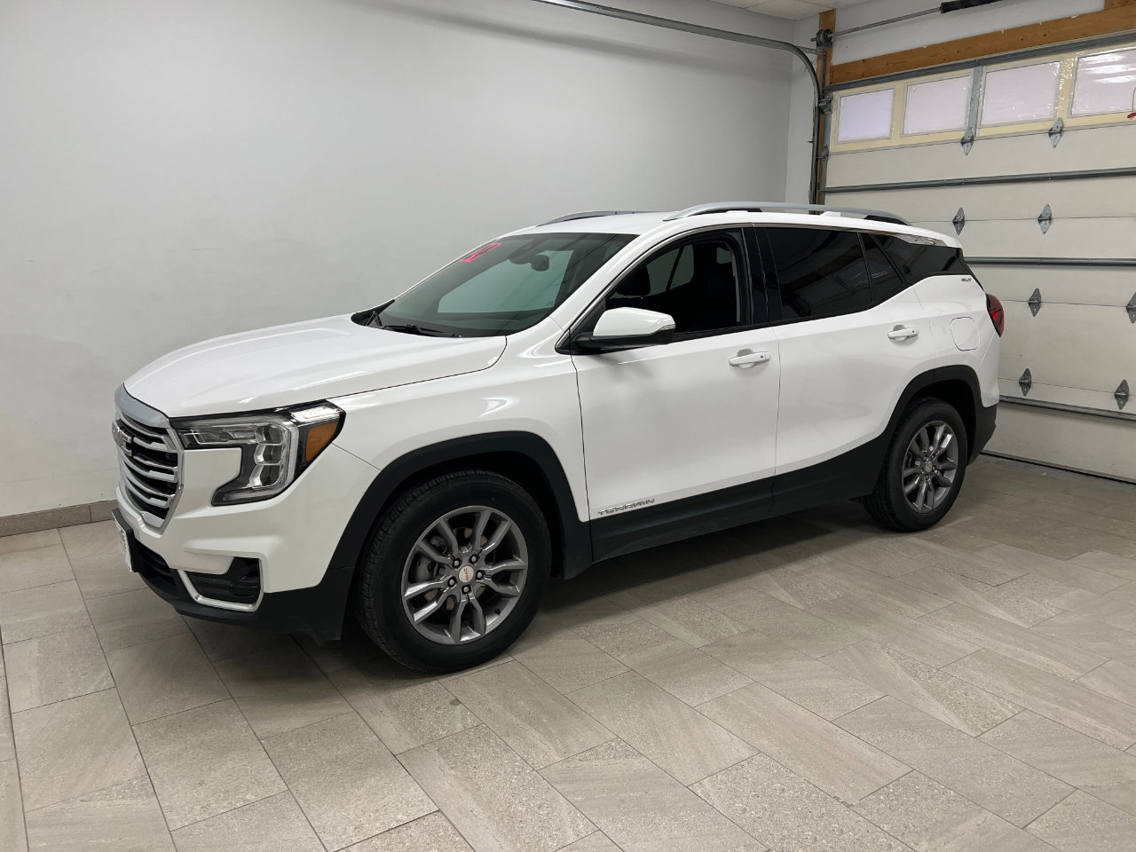 Used 2024 GMC Terrain SLT image 2