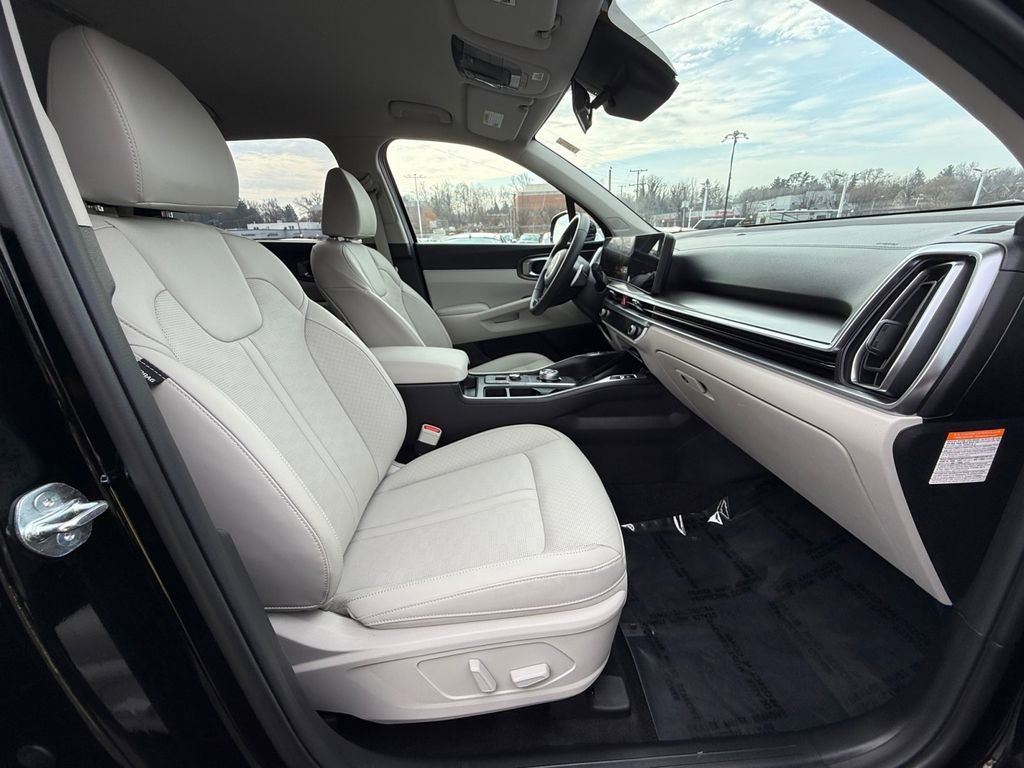 Certified 2025 Kia Sorento EX image 28