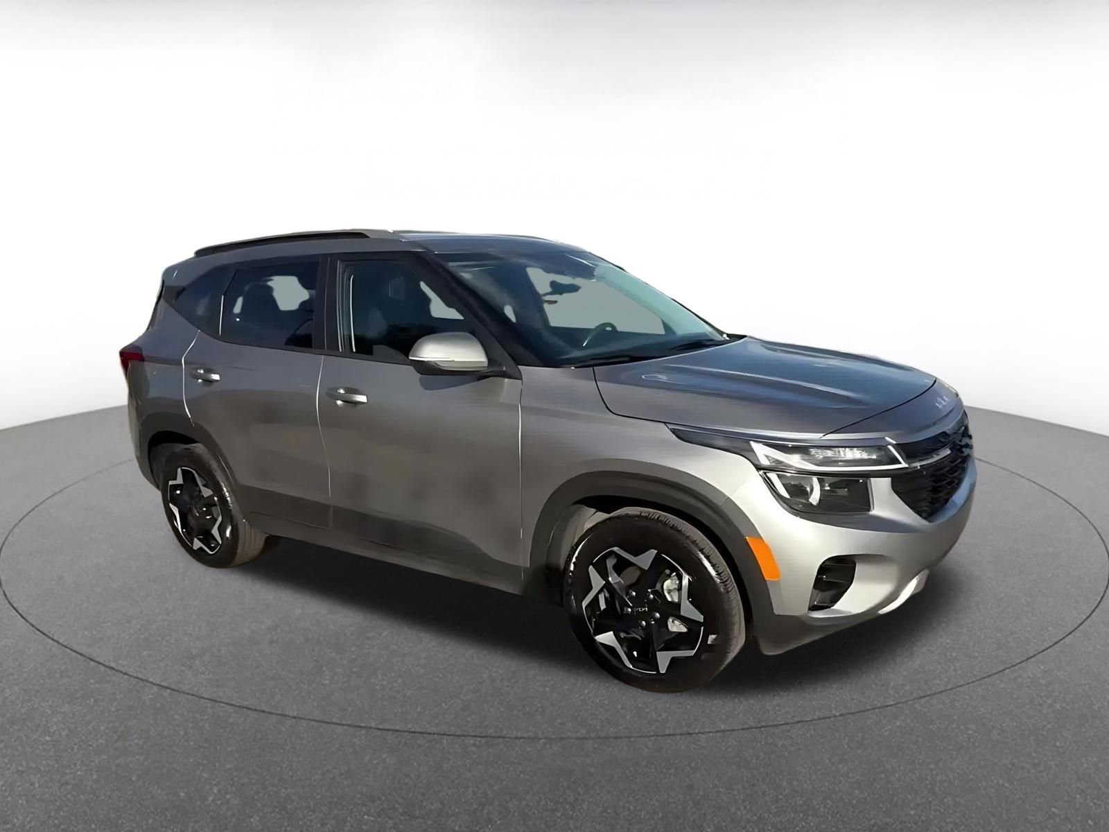 Used 2025 Kia Seltos S image 2