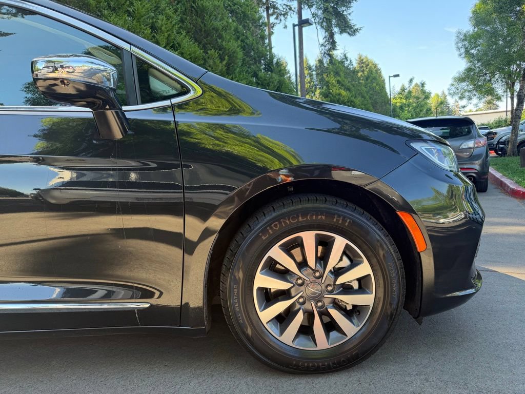 Used 2023 Chrysler Pacifica Limited FWD image 3