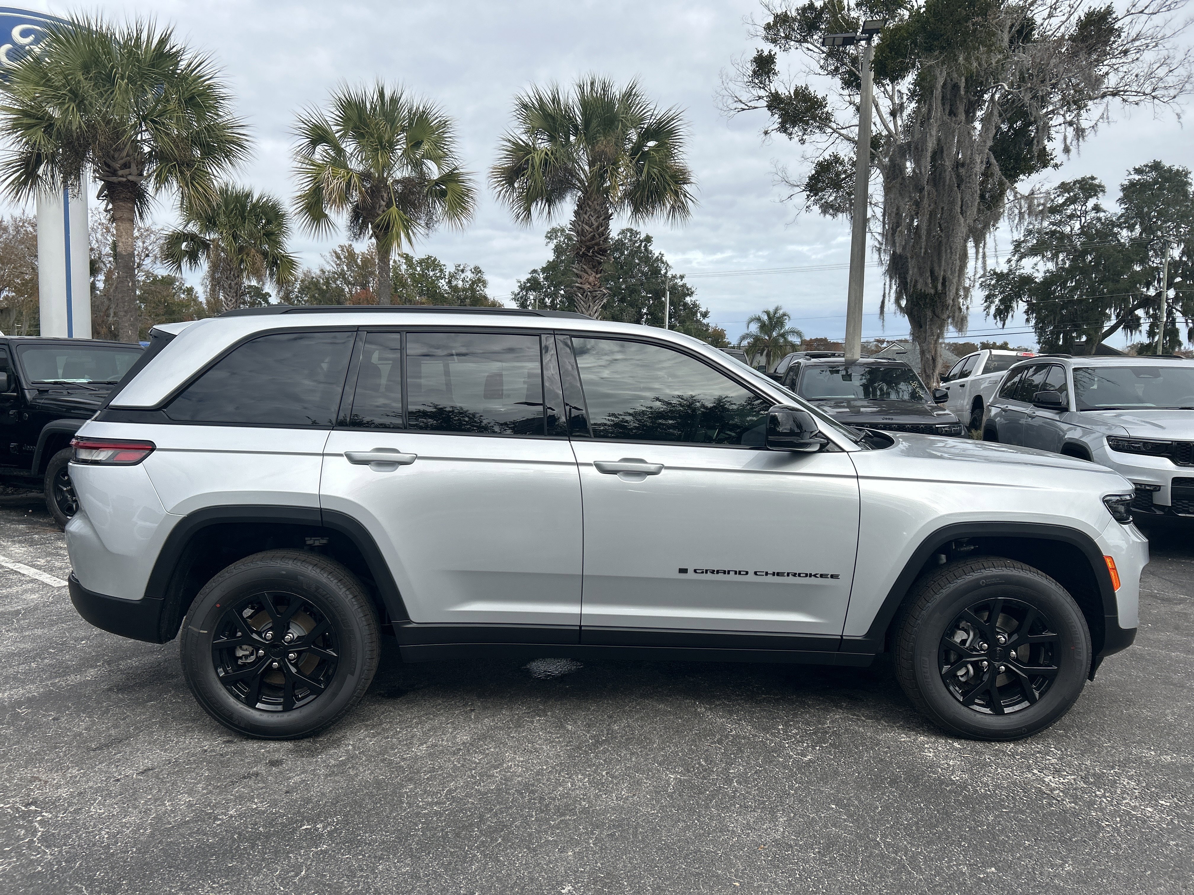 New 2025 Jeep Grand Cherokee Altitude image 10