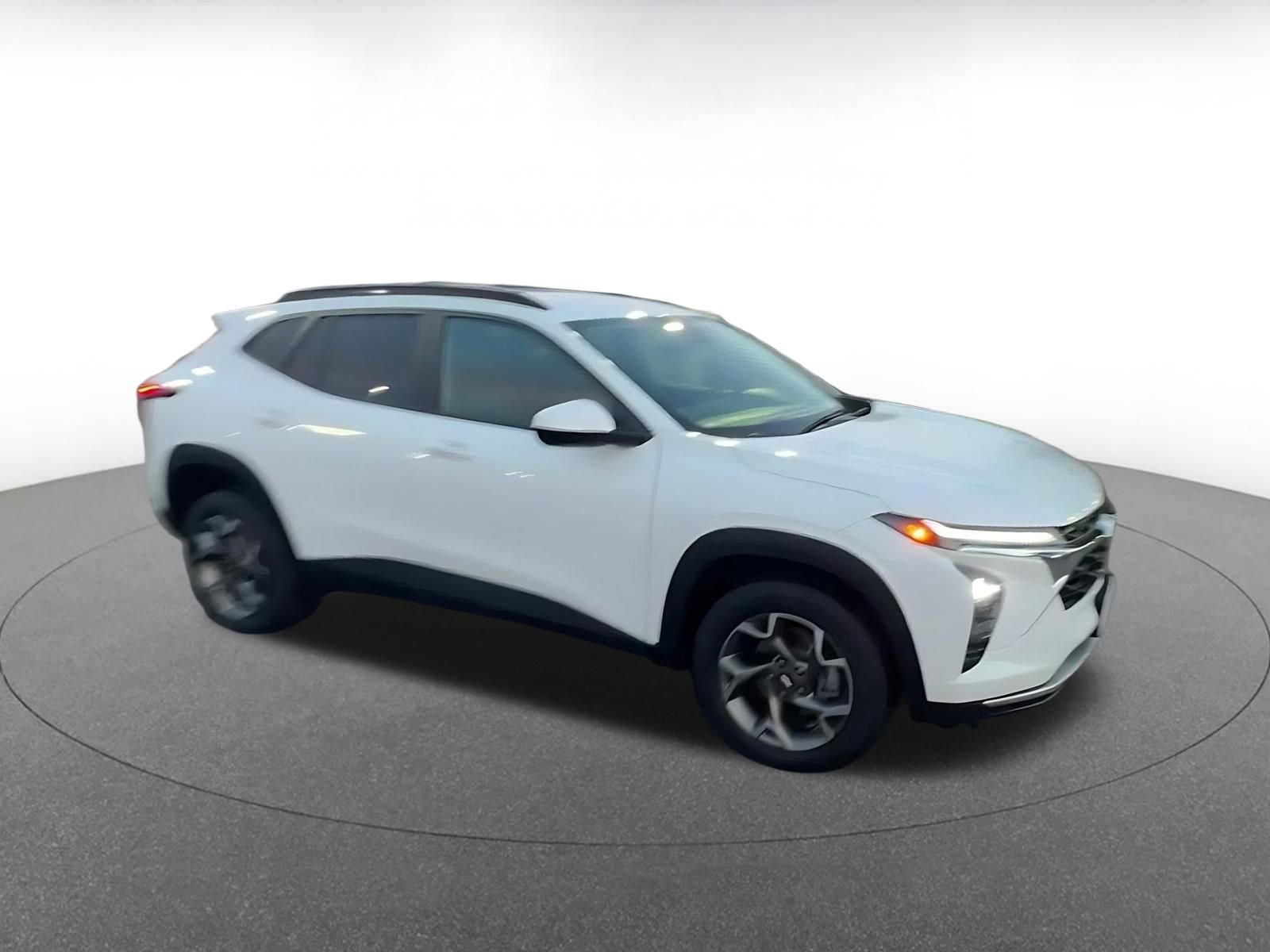 Used 2025 Chevrolet Trax LT w/ LT Convenience Package image 2