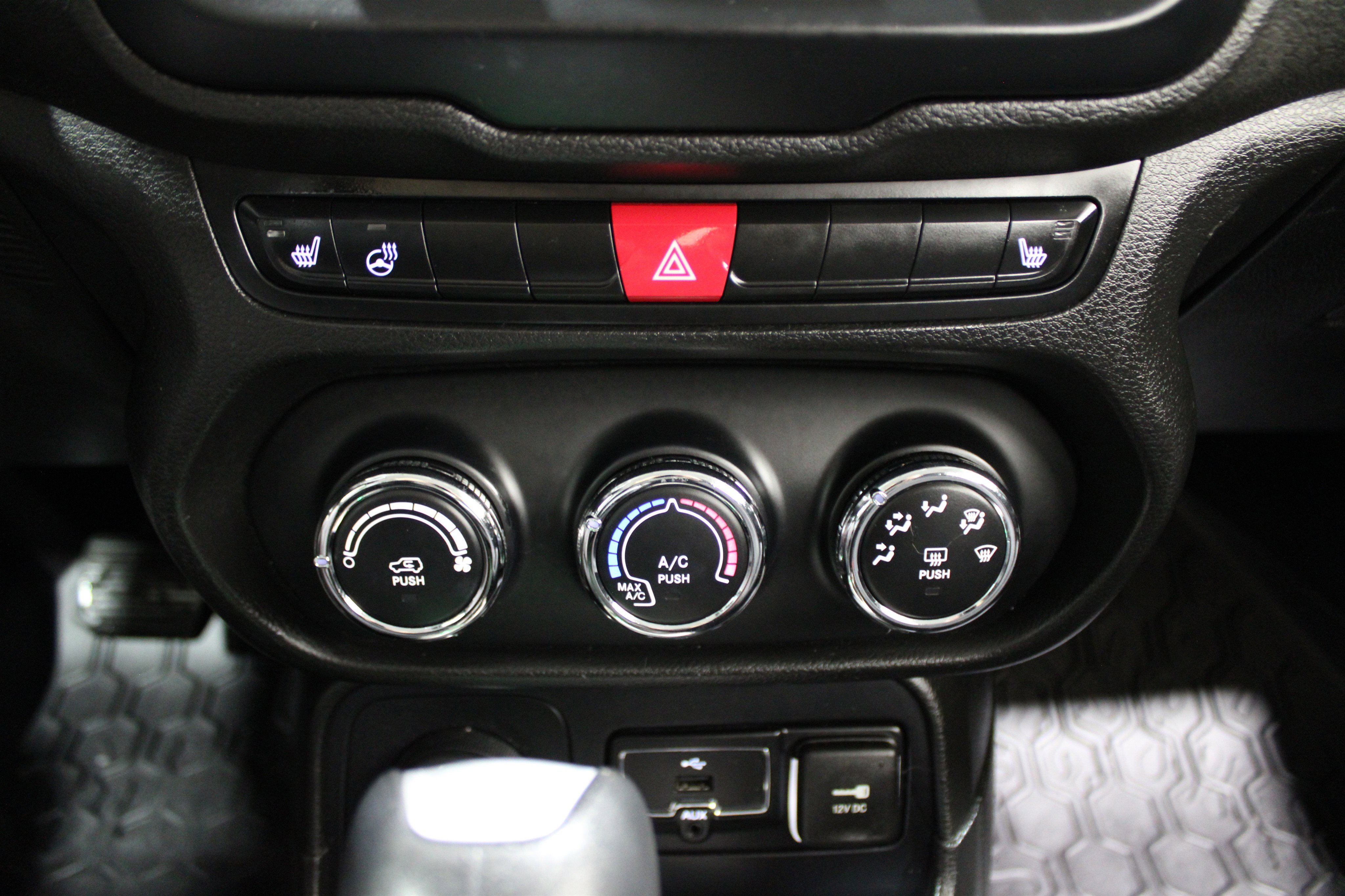 Used 2016 Jeep Renegade Latitude w/ Cold Weather Group image 18