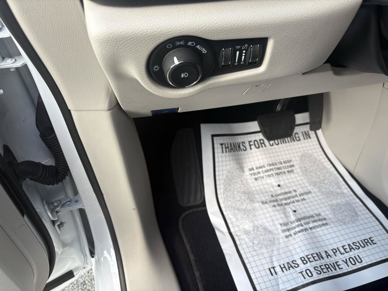 Used 2024 Chrysler Pacifica Limited FWD image 14