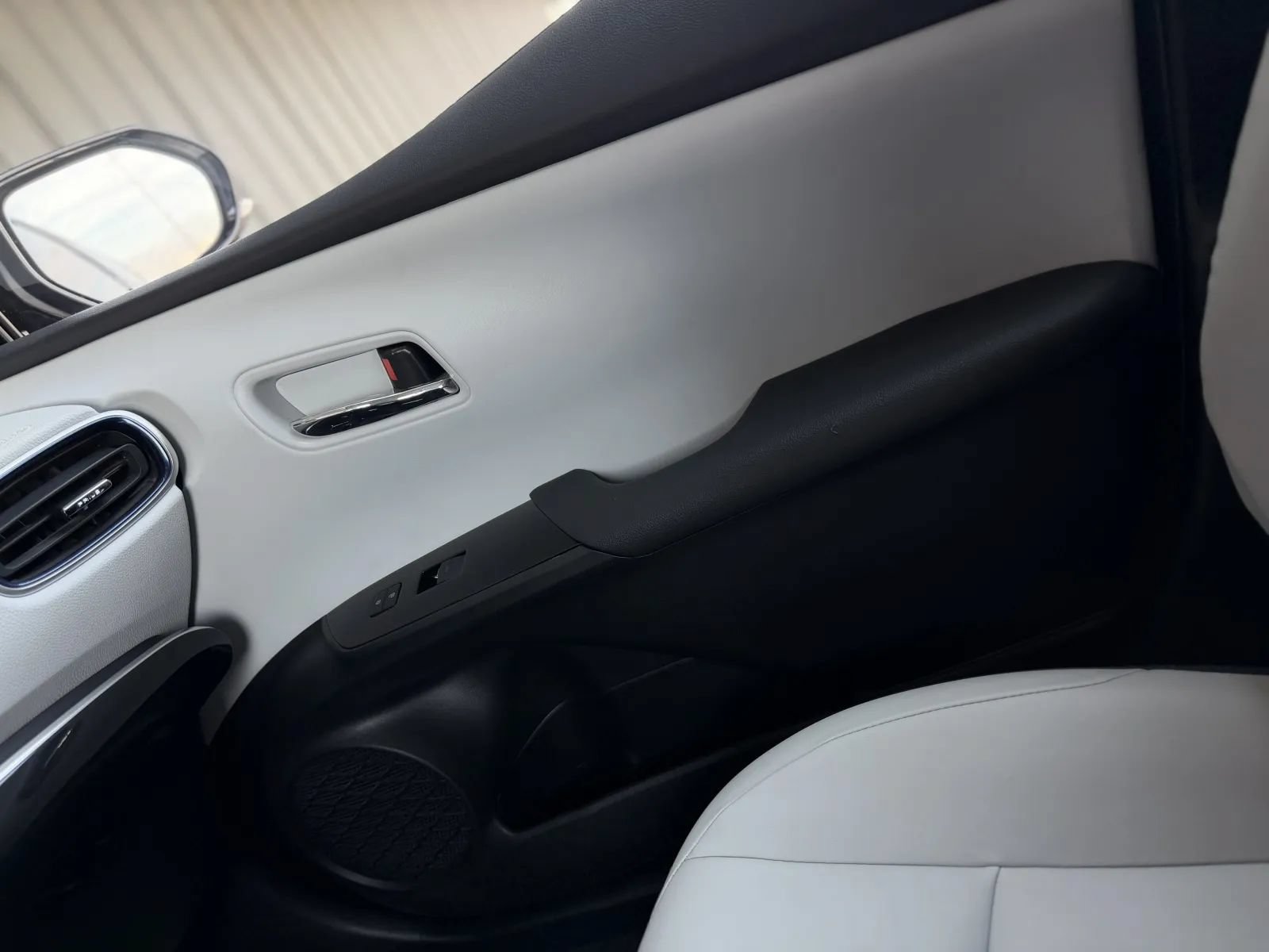 Used 2019 Toyota Prius Limited w/ Carpet Mat Package FWD image 36