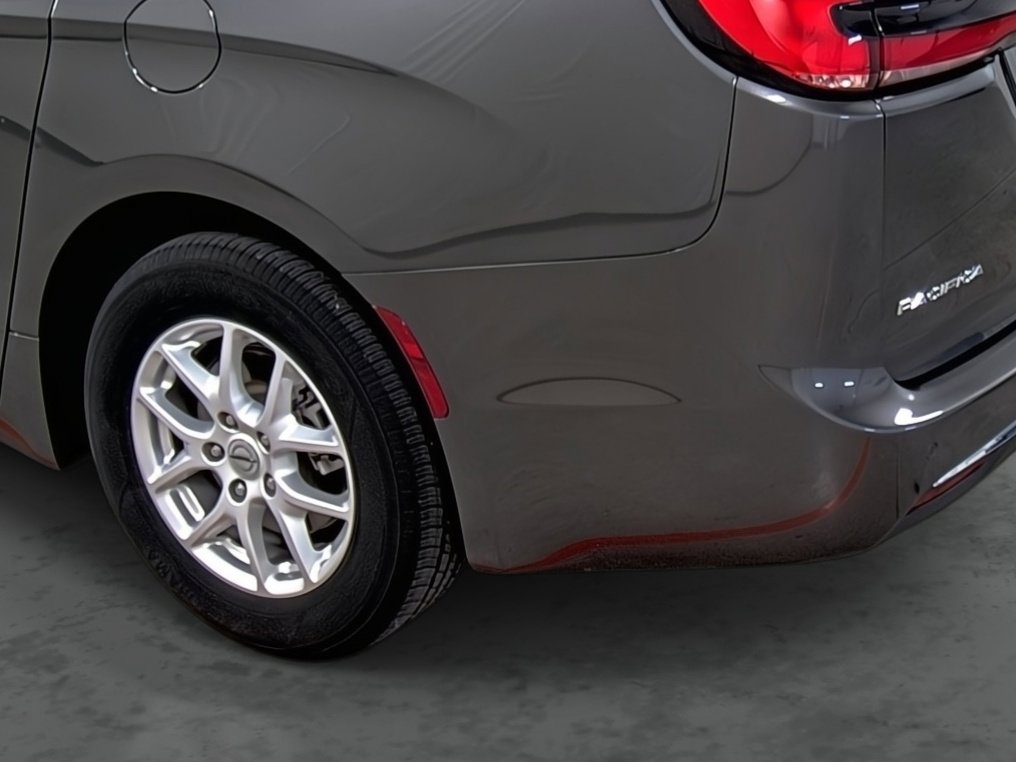 Used 2022 Chrysler Pacifica Touring-L image 9
