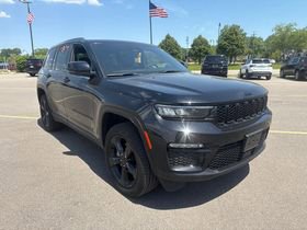 Used 2024 Jeep Grand Cherokee Limited w/ Black Appearance Package AWD/4WD image 3