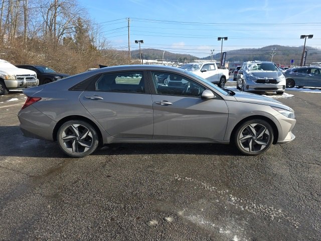 Used 2023 Hyundai Elantra SEL w/ Convenience Package image 6