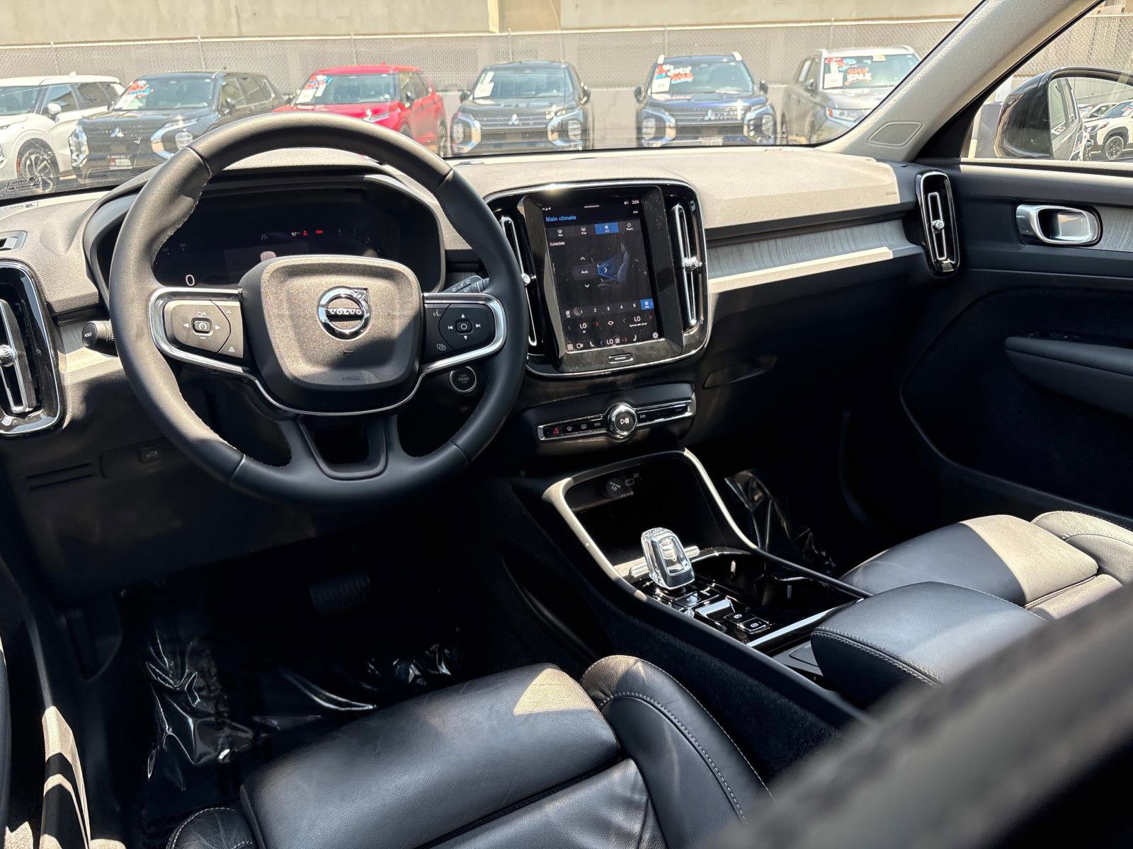 Used 2023 Volvo XC40 B5 Plus image 9