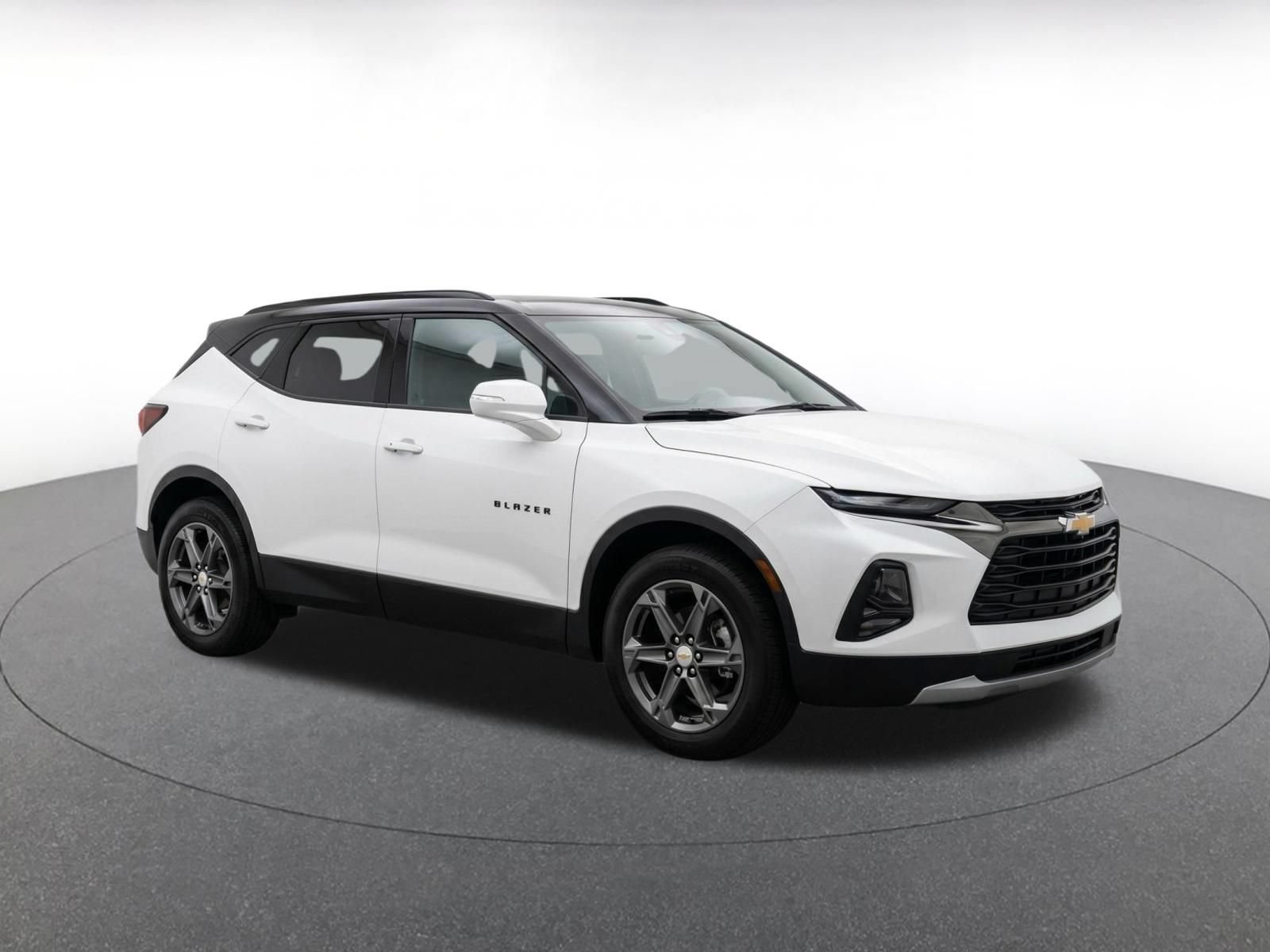 Used 2025 Chevrolet Blazer LT FWD image 3