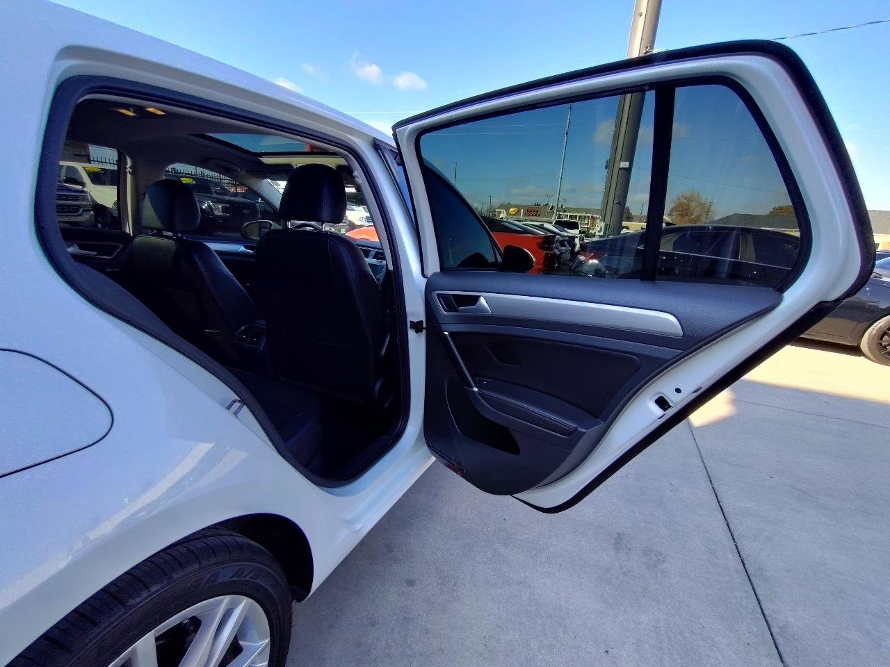 Used 2016 Volkswagen Golf SE image 42