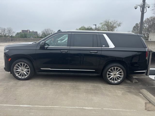 Used 2022 Cadillac Escalade ESV Premium Luxury image 2
