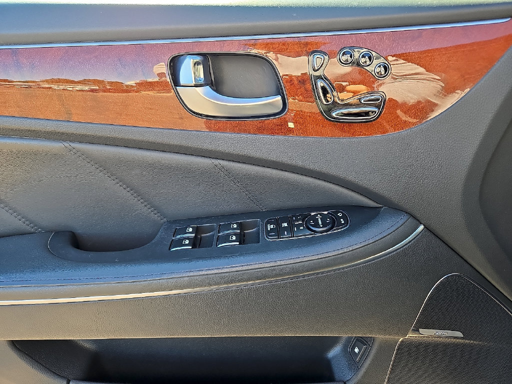 Used 2014 Hyundai Equus Signature RWD image 14