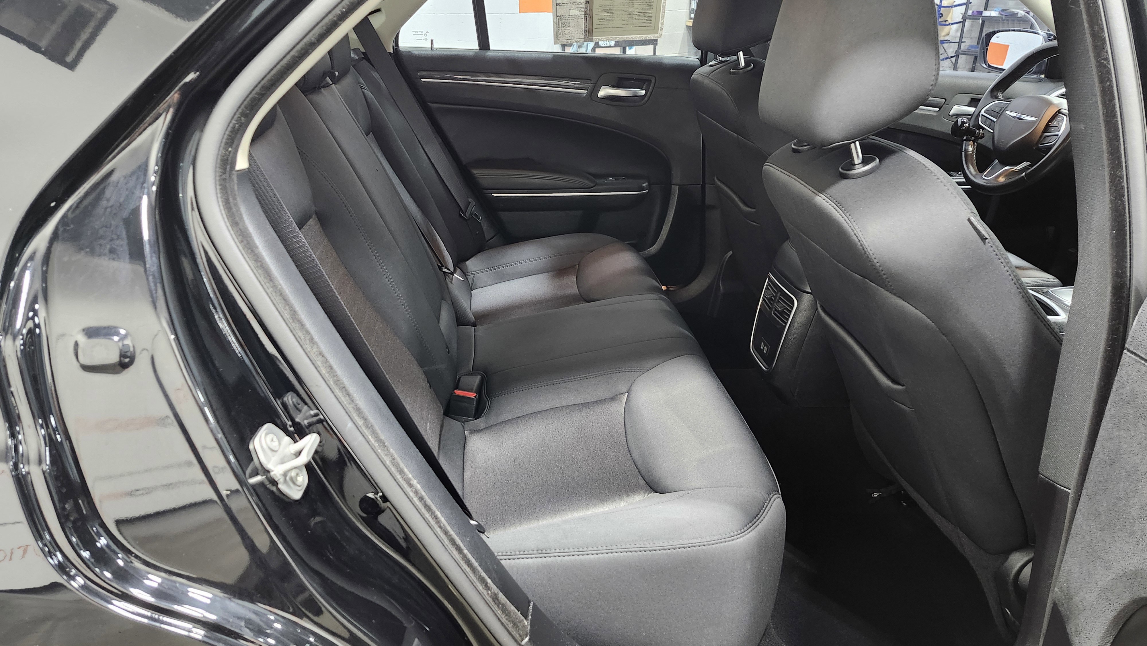 Used 2020 Chrysler 300 Touring w/ Driver Convenience Group image 18