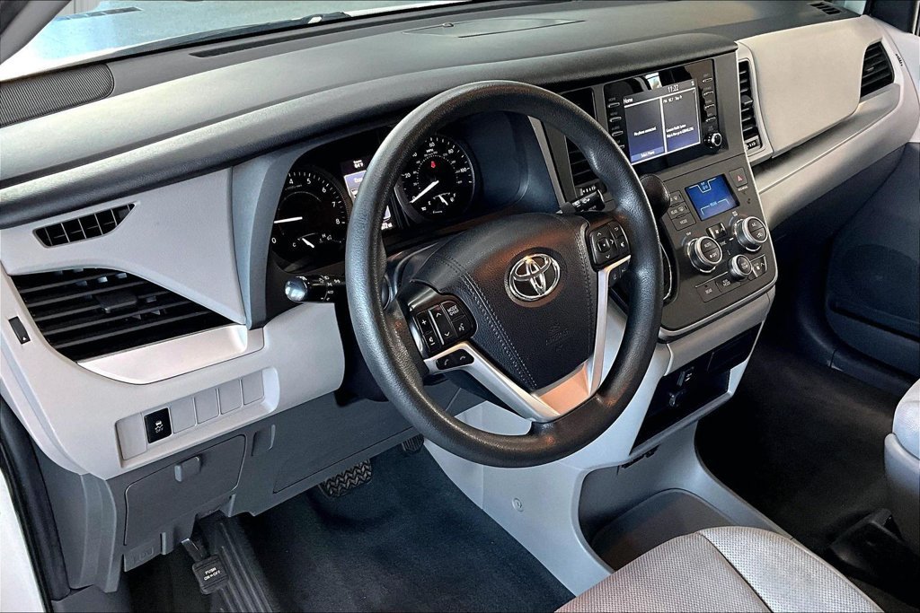 Used 2020 Toyota Sienna L FWD image 16