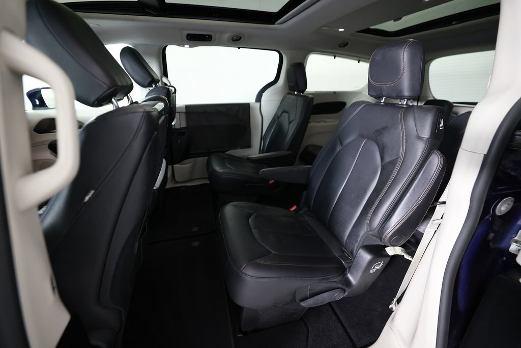 Used 2019 Chrysler Pacifica Touring-L Plus FWD image 16