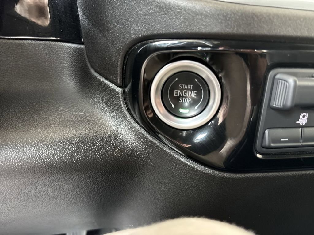 Certified 2025 GMC Sierra 1500 SLT image 17