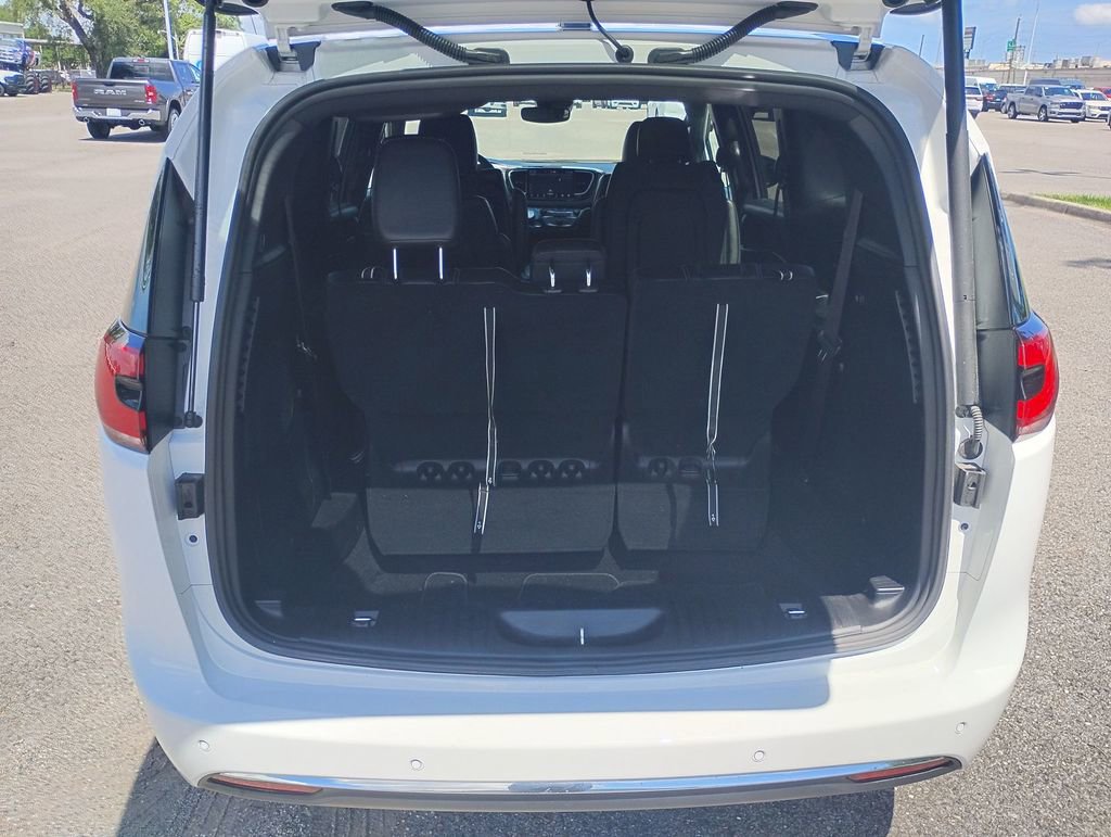 Used 2025 Chrysler Pacifica Select w/ Uconnect Theater Family Group AWD/4WD image 20