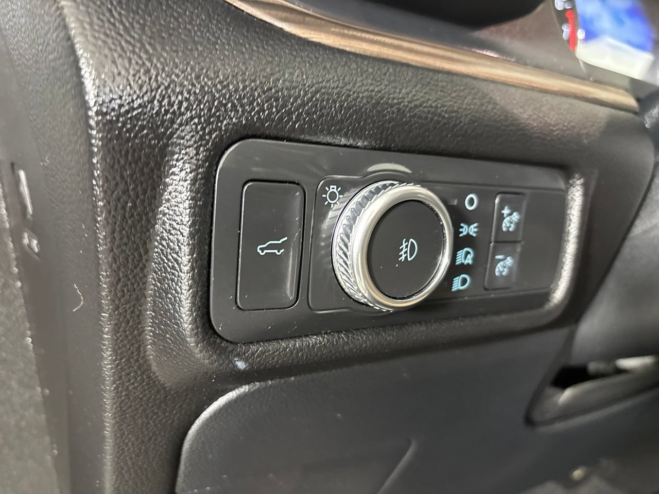 Used 2022 Ford Explorer Limited w/ Equipment Group 301A RWD image 9