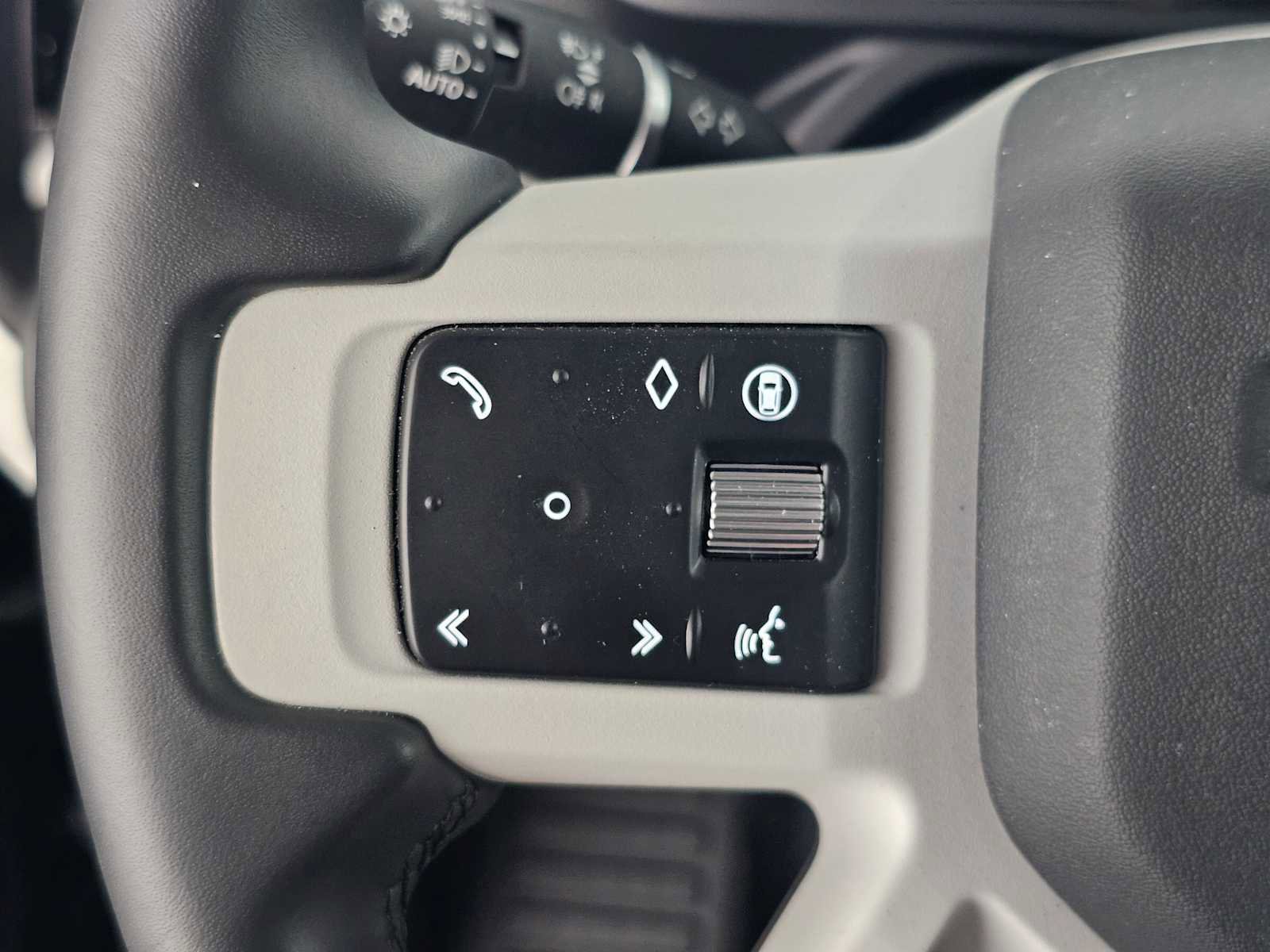 Used 2025 Land Rover Defender 130 S image 29