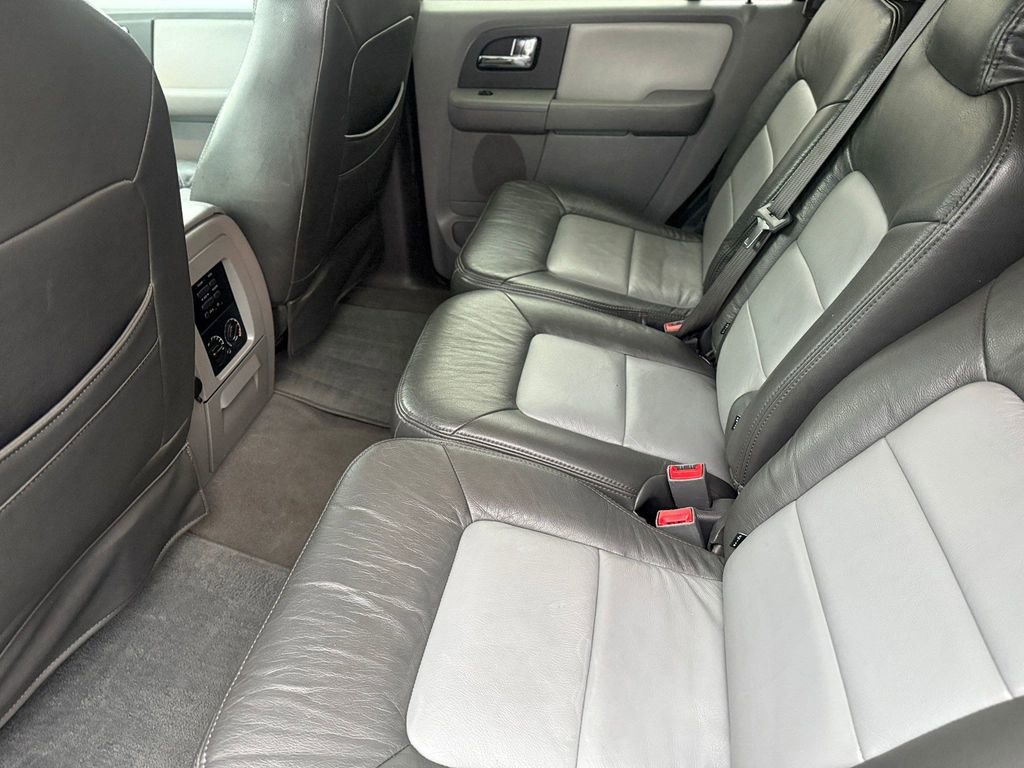 Used 2005 Ford Expedition XLT image 13