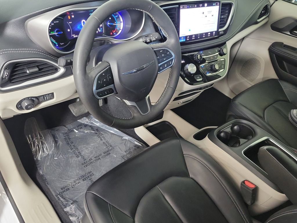 Used 2024 Chrysler Pacifica Select image 11