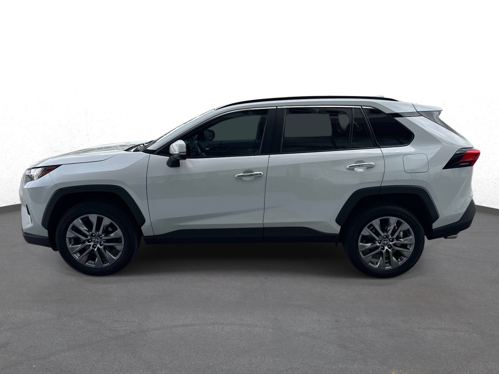 Used 2022 Toyota RAV4 Limited w/ Limited Grade Weather Package FWD image 6