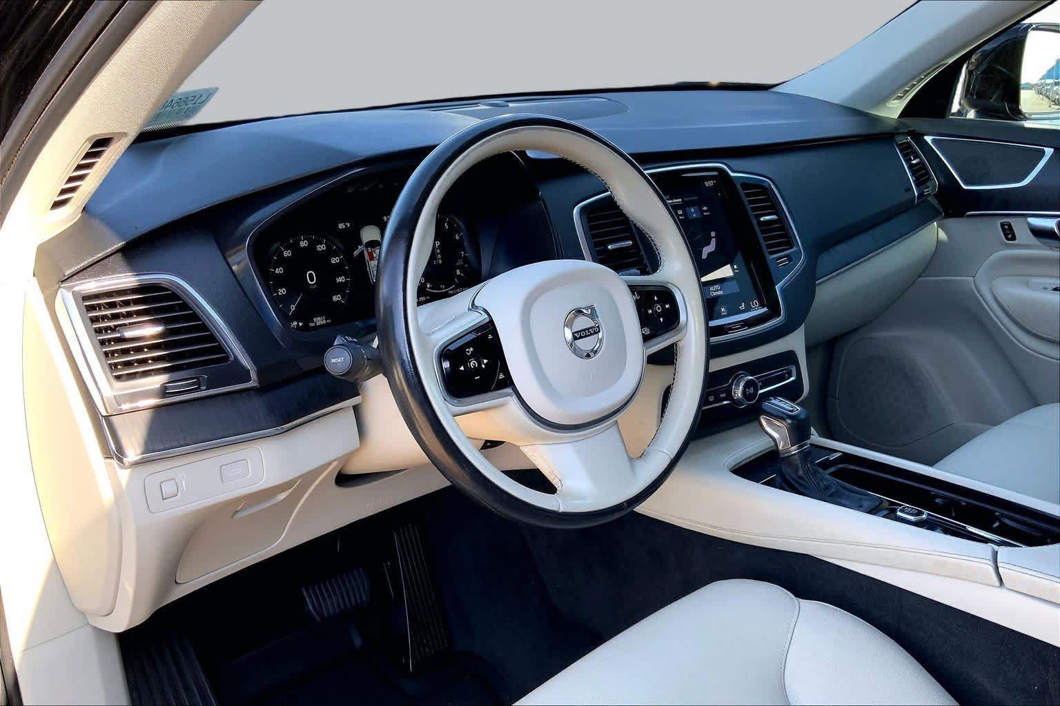 Used 2020 Volvo XC90 T5 Momentum w/ Protection Package Premier FWD image 18
