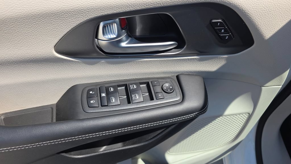 Used 2022 Chrysler Pacifica Touring-L FWD image 25