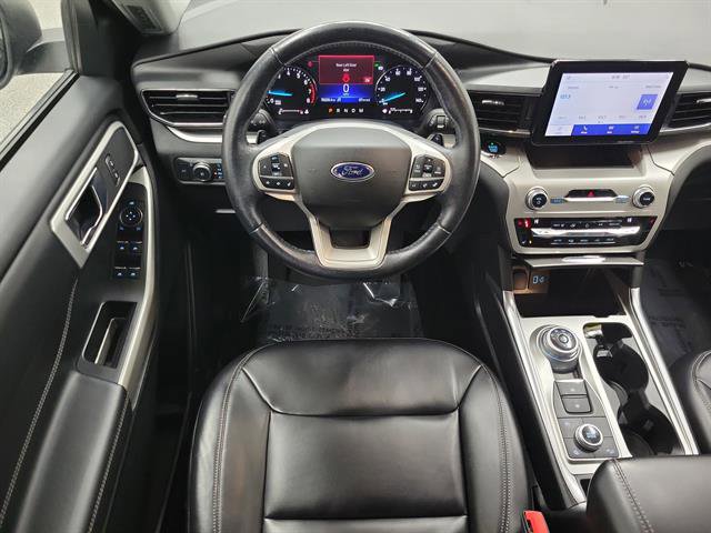 Used 2021 Ford Explorer XLT w/ Equipment Group 202A AWD/4WD image 14