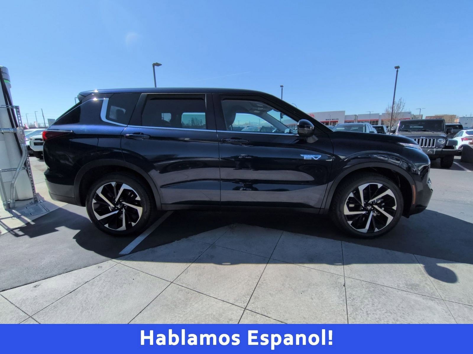 Used 2023 Mitsubishi Outlander SE image 2