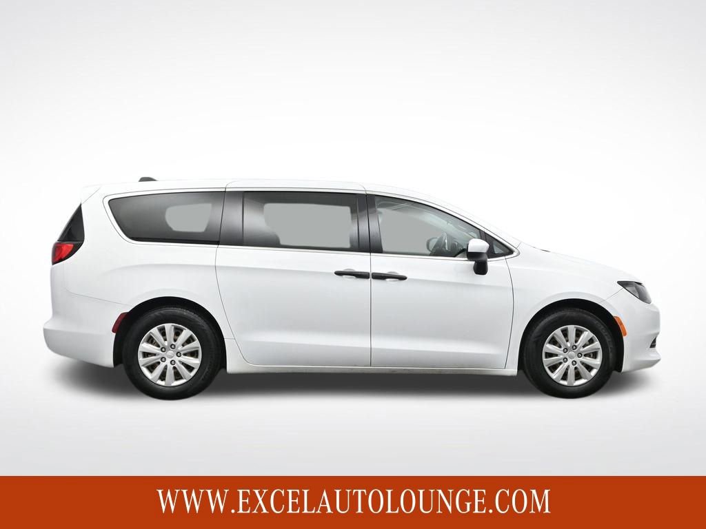 Used 2021 Chrysler Voyager L image 7