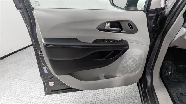 Used 2023 Chrysler Pacifica Touring-L FWD image 13