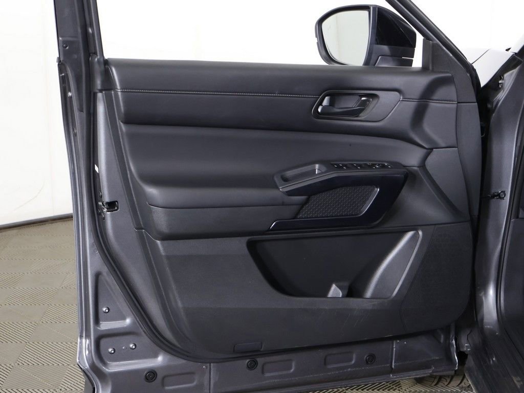 Used 2024 Nissan Pathfinder S image 20