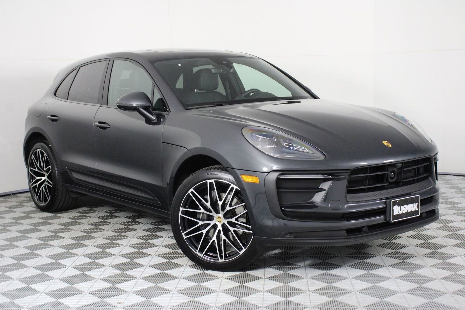 Certified 2025 Porsche Macan AWD/4WD image 9