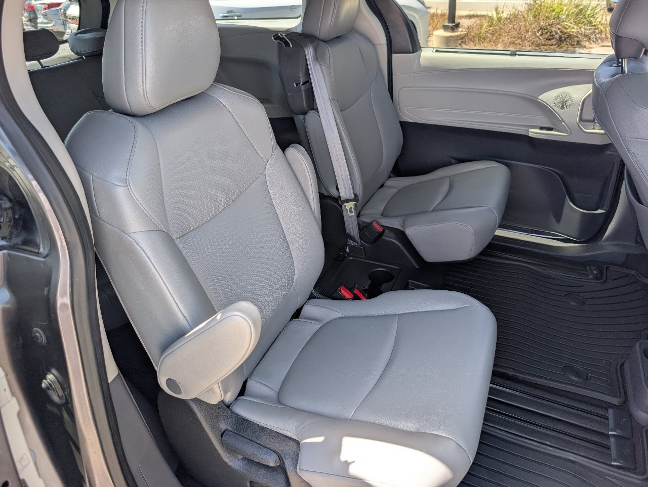 Used 2023 Toyota Sienna XLE FWD image 5