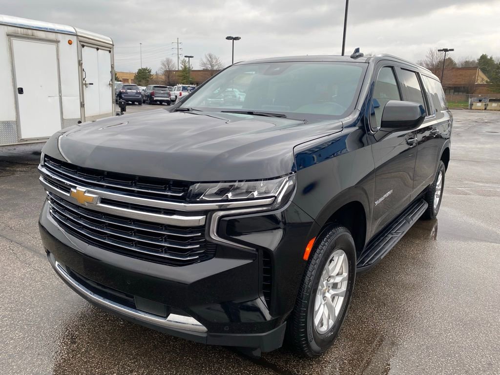 Used 2024 Chevrolet Suburban LT image 3