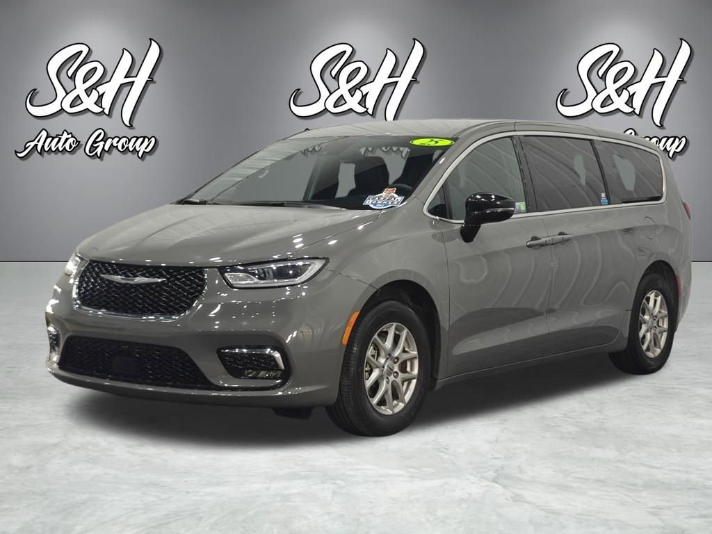 Used 2025 Chrysler Pacifica Select image 15