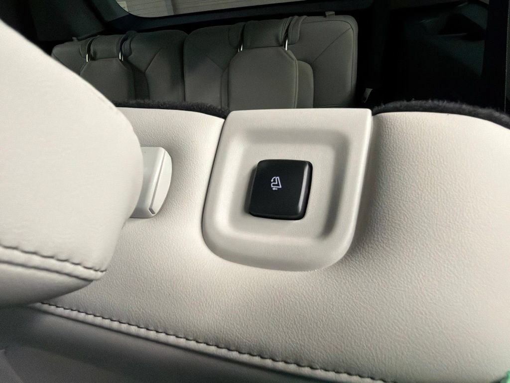 Used 2026 Lincoln Aviator AWD image 33