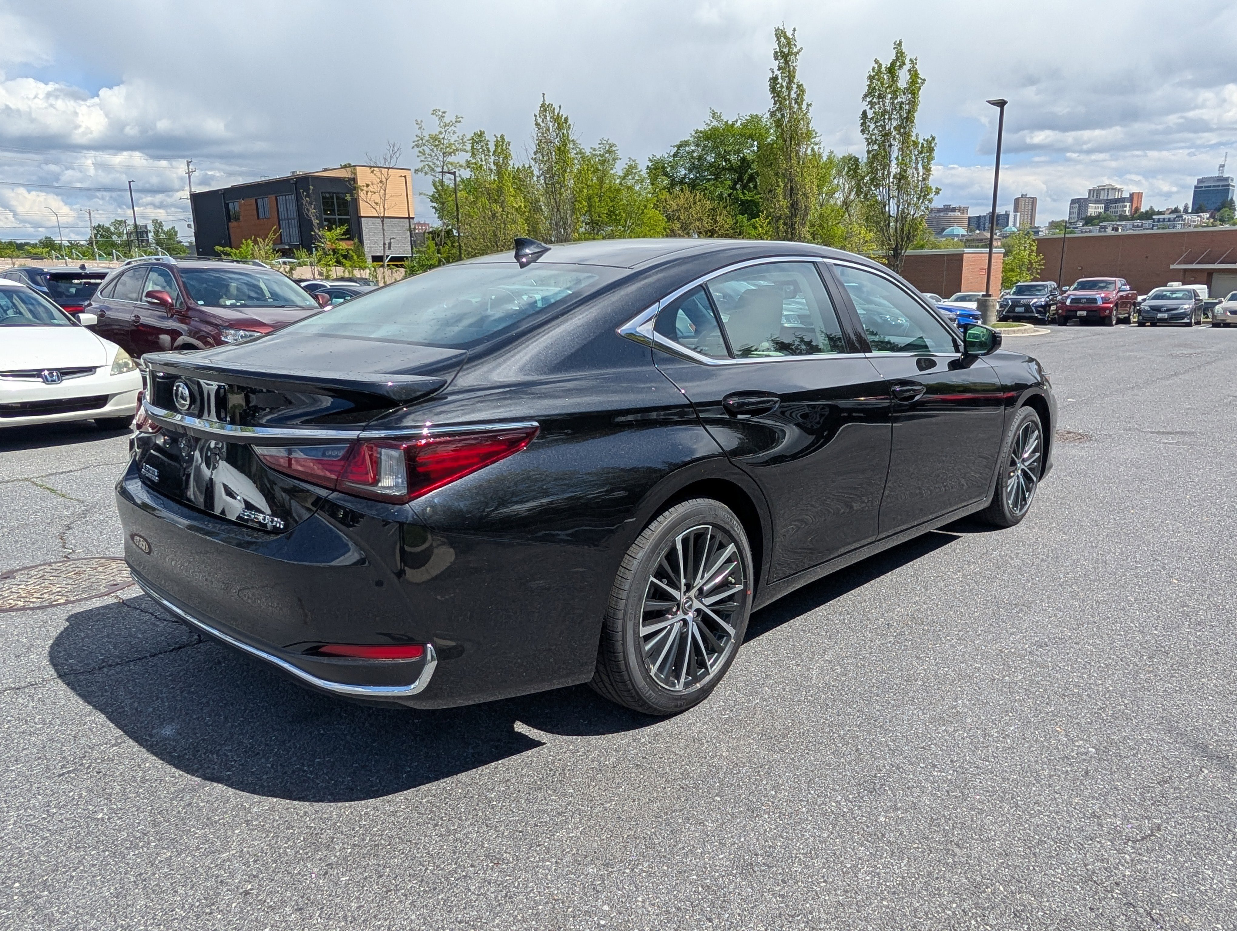 Used 2025 Lexus ES 300h w/ Premium Package image 3