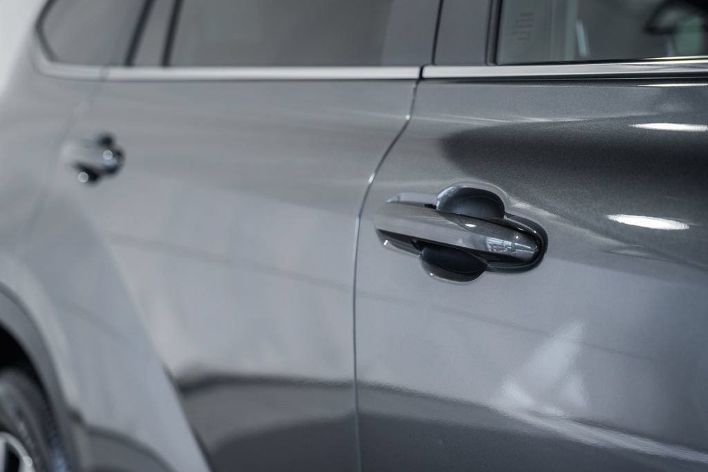 Used 2025 Toyota Highlander XLE AWD/4WD image 14