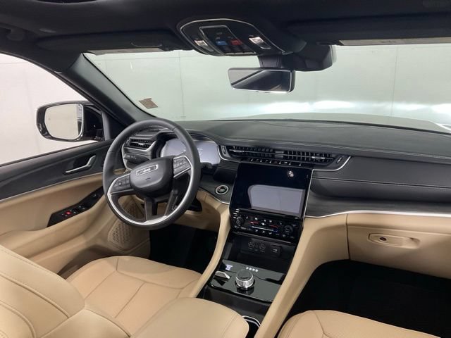 Used 2024 Jeep Grand Cherokee Limited w/ Luxury Tech Group II AWD/4WD image 31