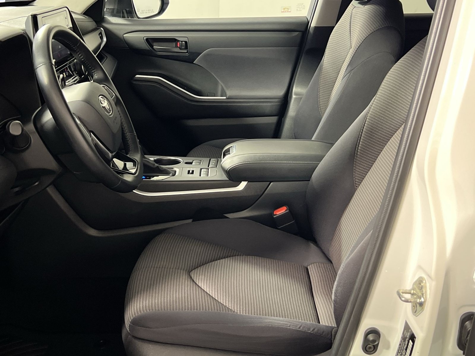 Used 2020 Toyota Highlander LE AWD/4WD image 13