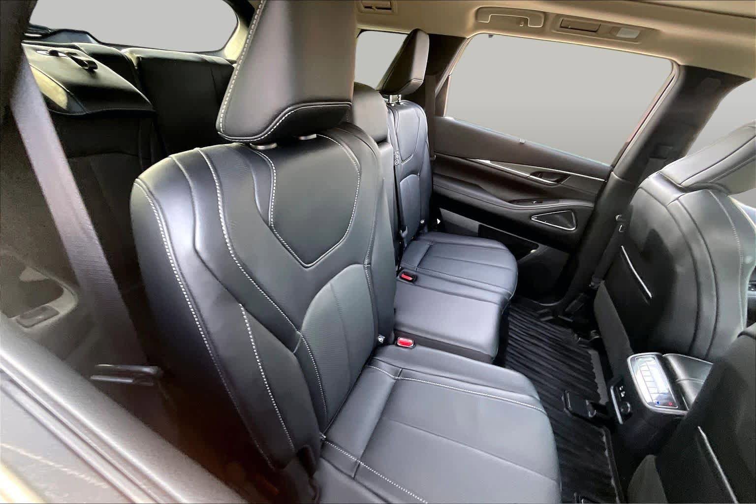 Used 2024 INFINITI QX60 Luxe w/ Vision Package FWD image 19
