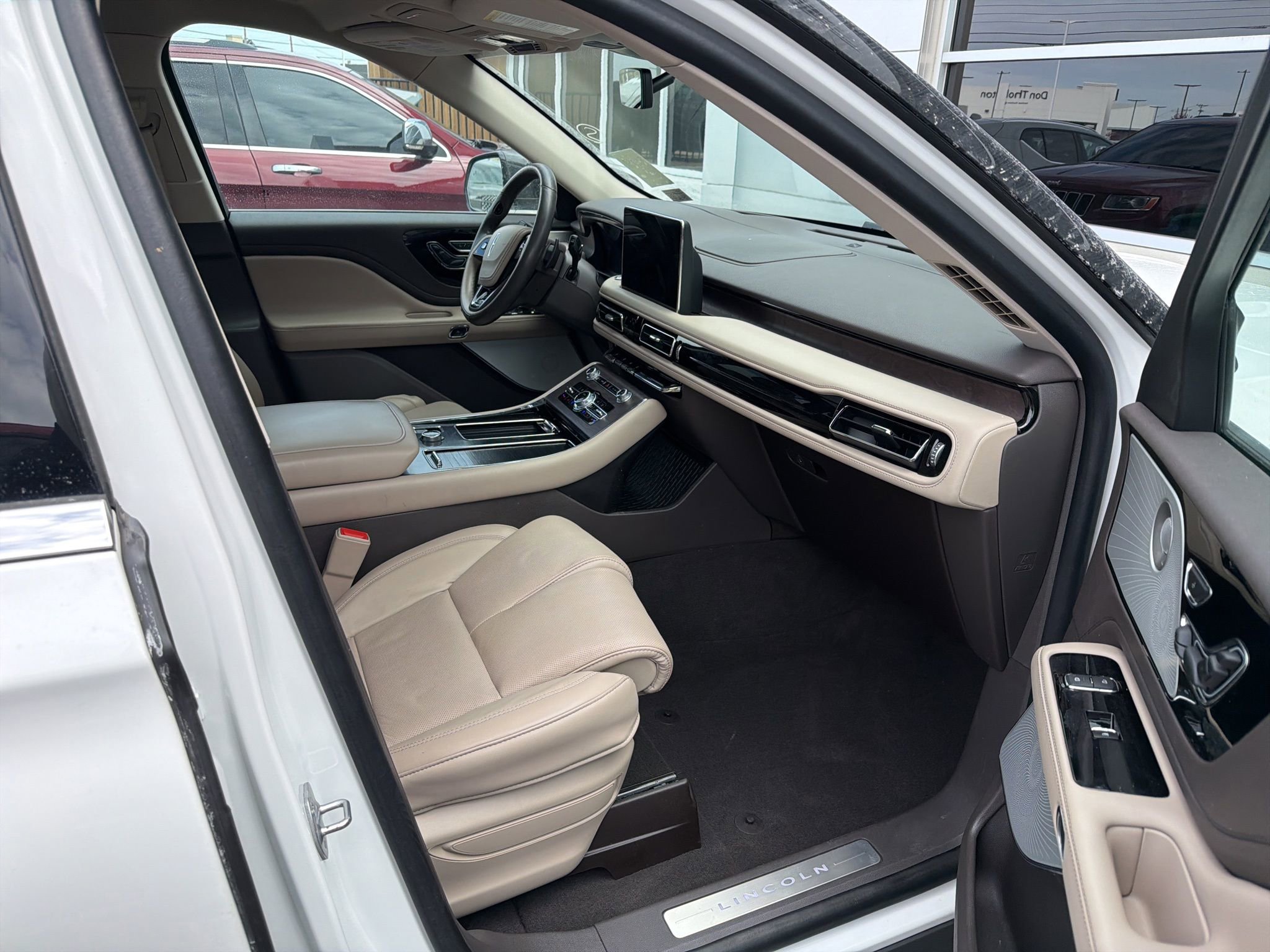 Used 2023 Lincoln Aviator Reserve w/ Equipment Group 201A image 6