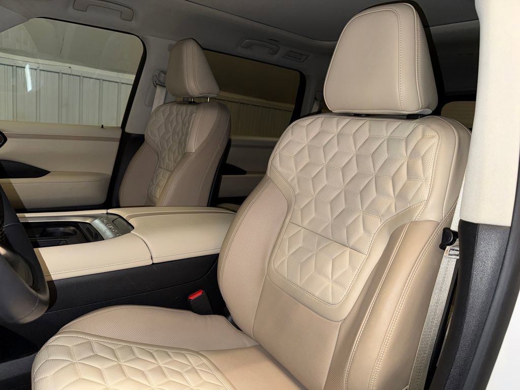 Used 2025 Nissan Armada Platinum w/ Convenience Package image 20