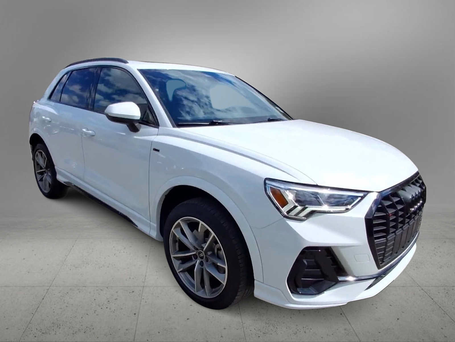Used 2024 Audi Q3 2.0T Premium Plus w/ Premium Plus Package AWD/4WD image 2