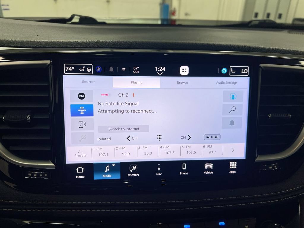 Used 2025 Chrysler Pacifica Limited FWD image 14